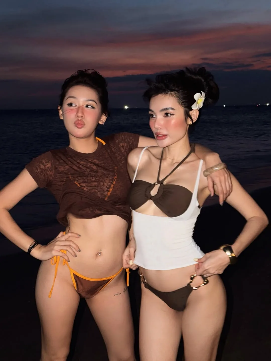 Diện bikini tone-sur-tone cùng hội chị em với những gam màu trầm thanh lịch.