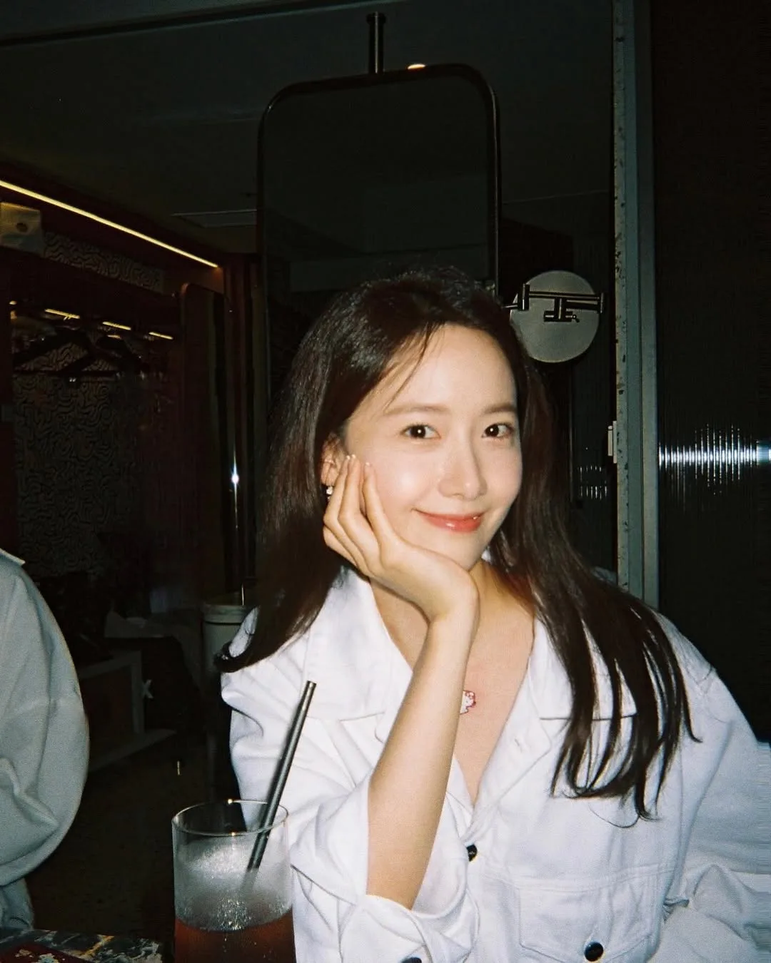 Yoona với lông mày ngang