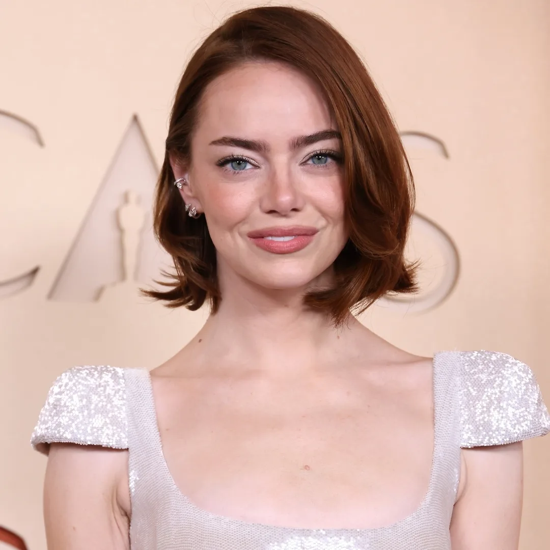 Emma Stone kết hợp phấn mắt 150 Beige Memento cùng son 102 Passport to Paris trong La Beauté Louis Vuitton