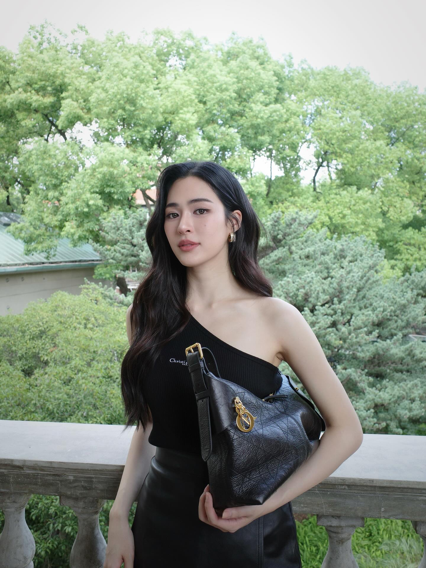 Lingling kwong diện túi Dior Voyage