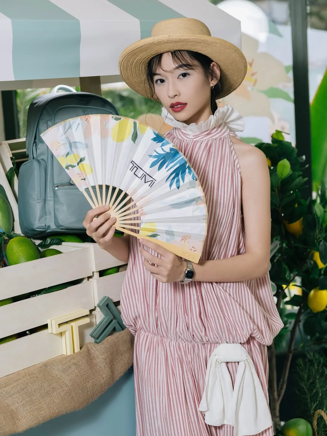 Nón cói vành rộng giúp gương mặt trở nên thon gọn hơn.
