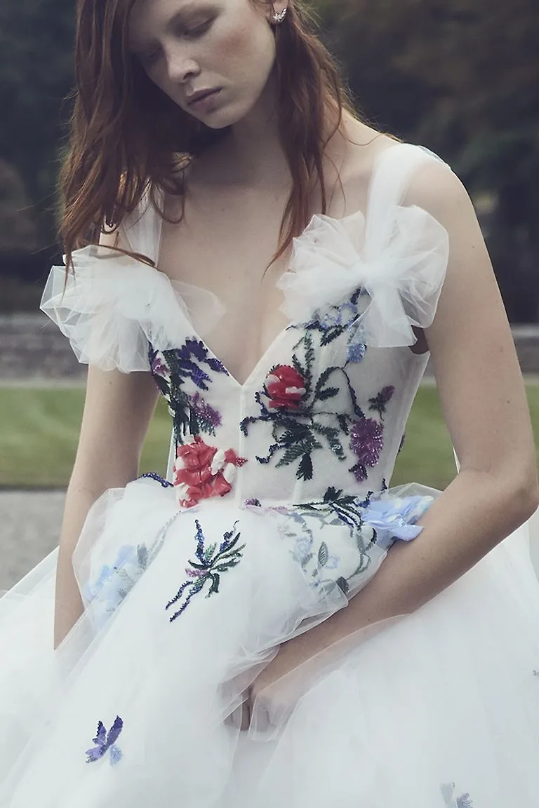Thiết kế với điểm nhấn là những bông hoa được đính nổi của thương hiệu Monique Lhuillier trong bộ sưu tập Thu 2019.