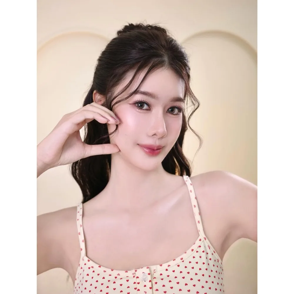 Cô gái tạo dáng với mái tóc nhuộm nâu trà đen.