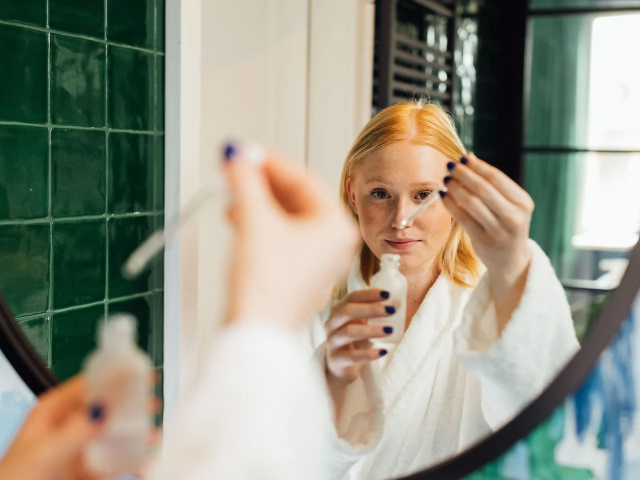 Serum là bước bổ sung hoạt chất trong chu trình chăm sóc da dành cho da dầu mụn.