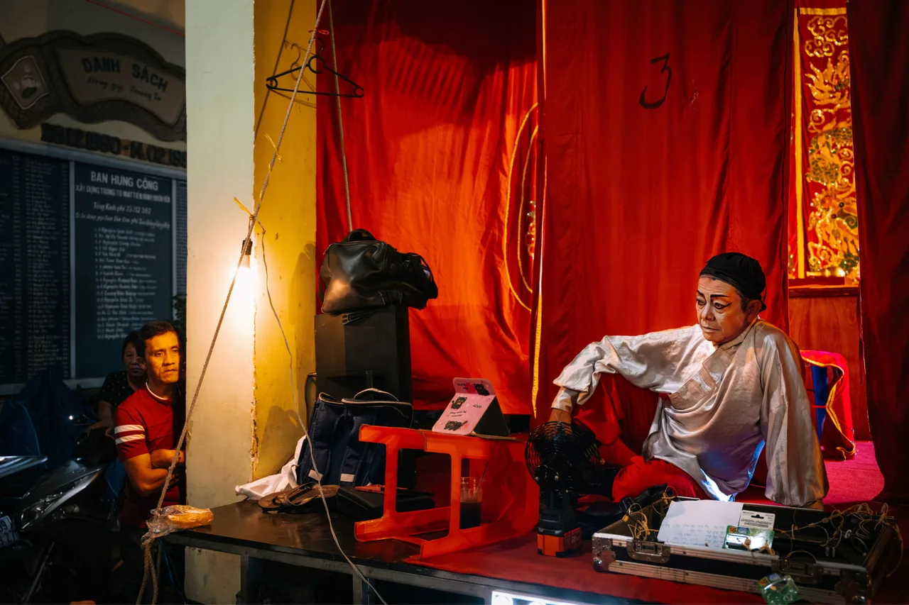 Bộ ảnh chụp đoàn hát bội của Tín Phùng trong triển lãm “ĐỎ”: UNLIMITED RED
