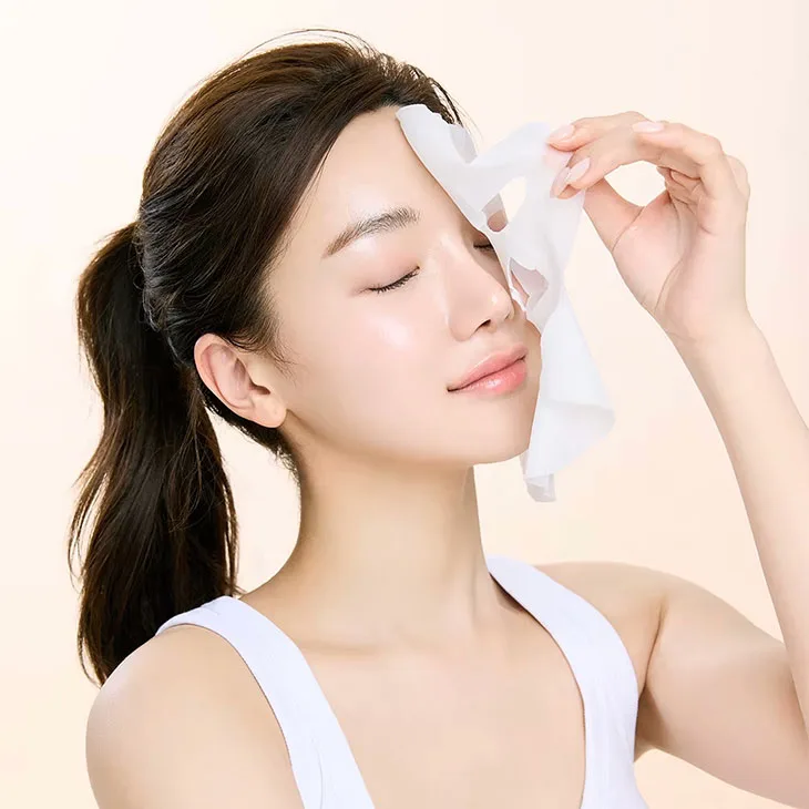 Cô gái đang lột mặt nạ chăm sóc da