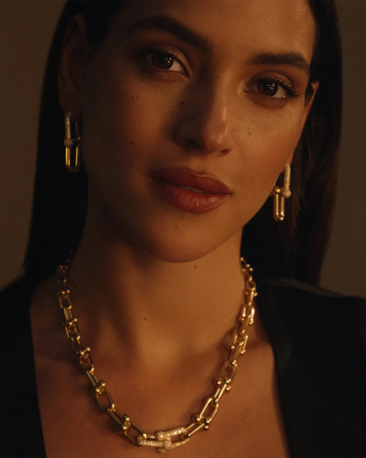 Adria Arjona trong quảng cáo của Tiffany & Co.