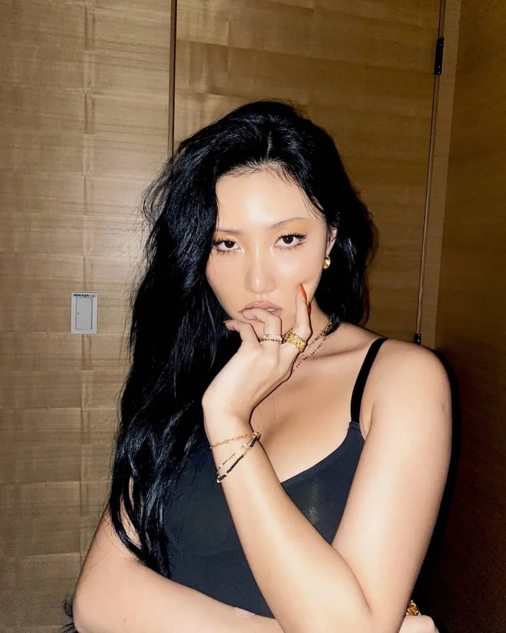 nữ idol Hwasa với vẻ đẹp cá tính và sắc sảo nữ idol Hwasa với vẻ đẹp cá tính và sắc sảo