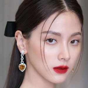 Các màu son đậm cho da trắng.