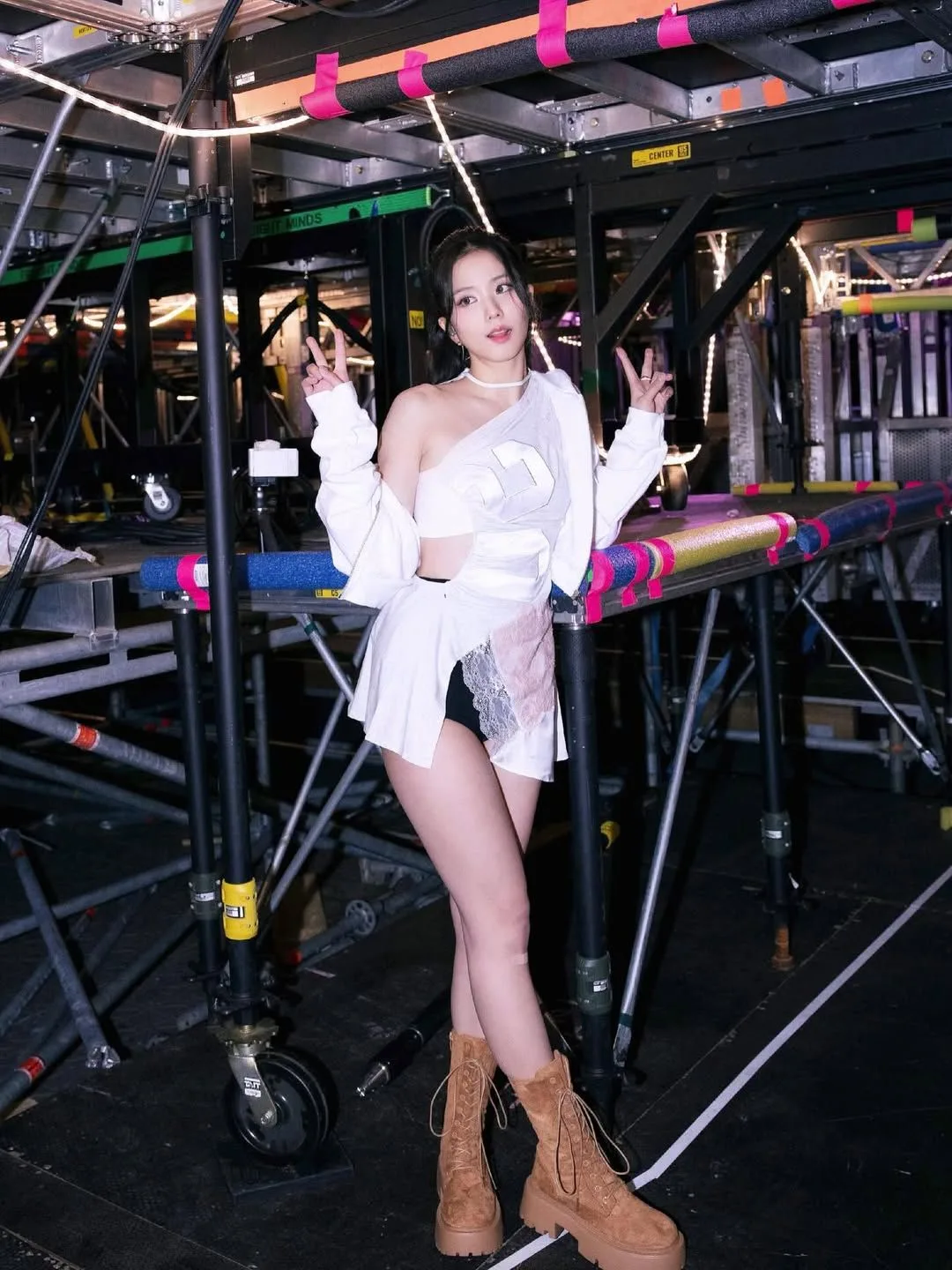 Jisoo diện áo trễ vai "hack" dáng