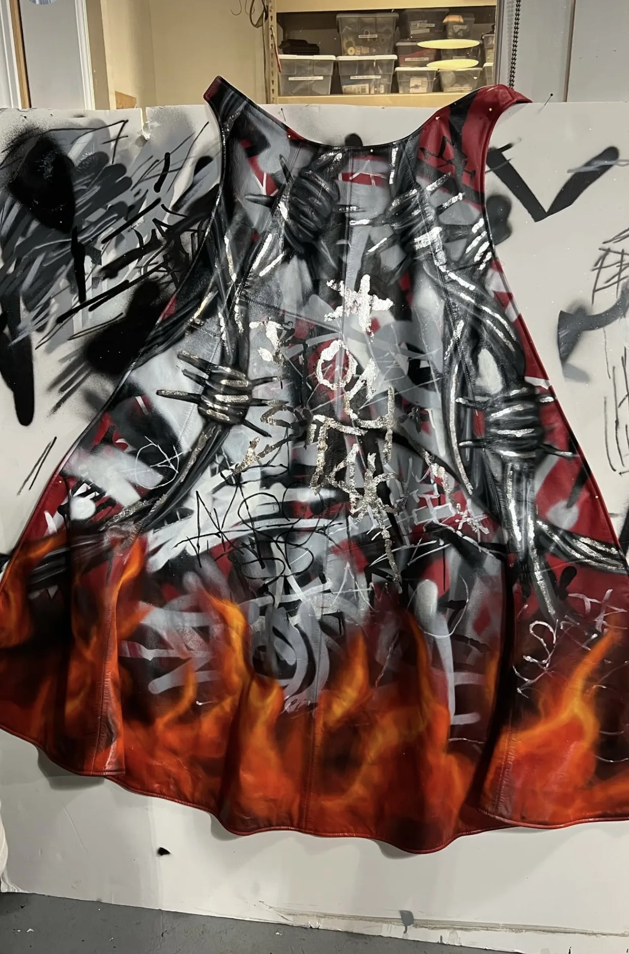 Phần tà váy được vẽ graffiti lisa