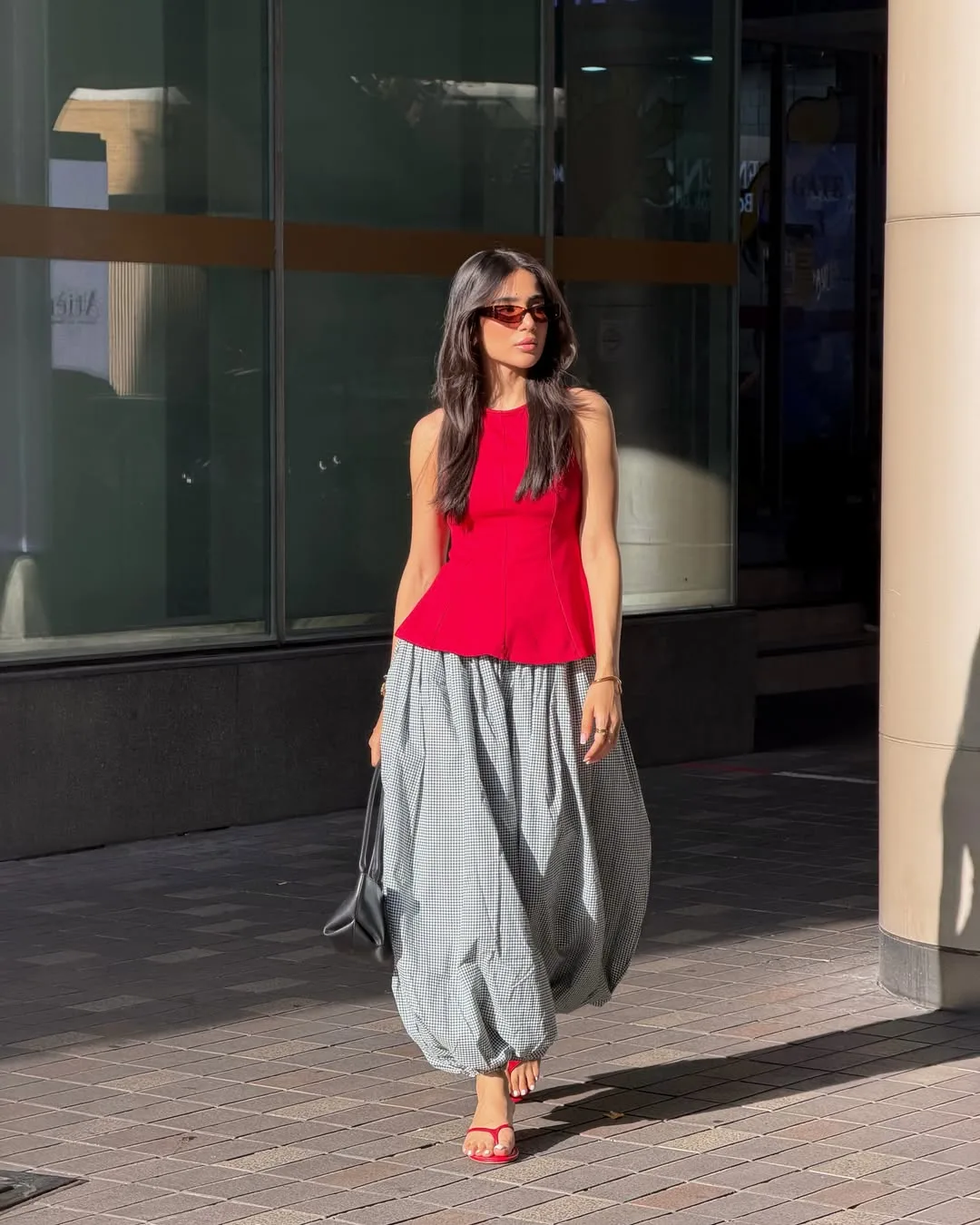 Quần ống cong diện cùng áo ôm sát body theo phong cách New York chic.