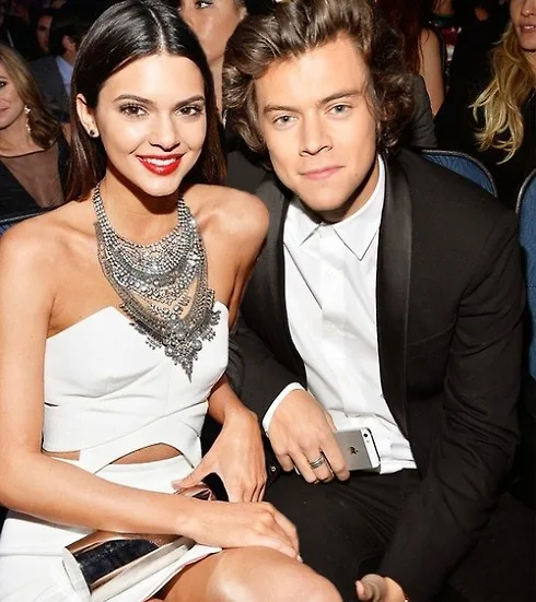 Kendall Jenner bi hacker tung anh hen ho – ellevn - 04
