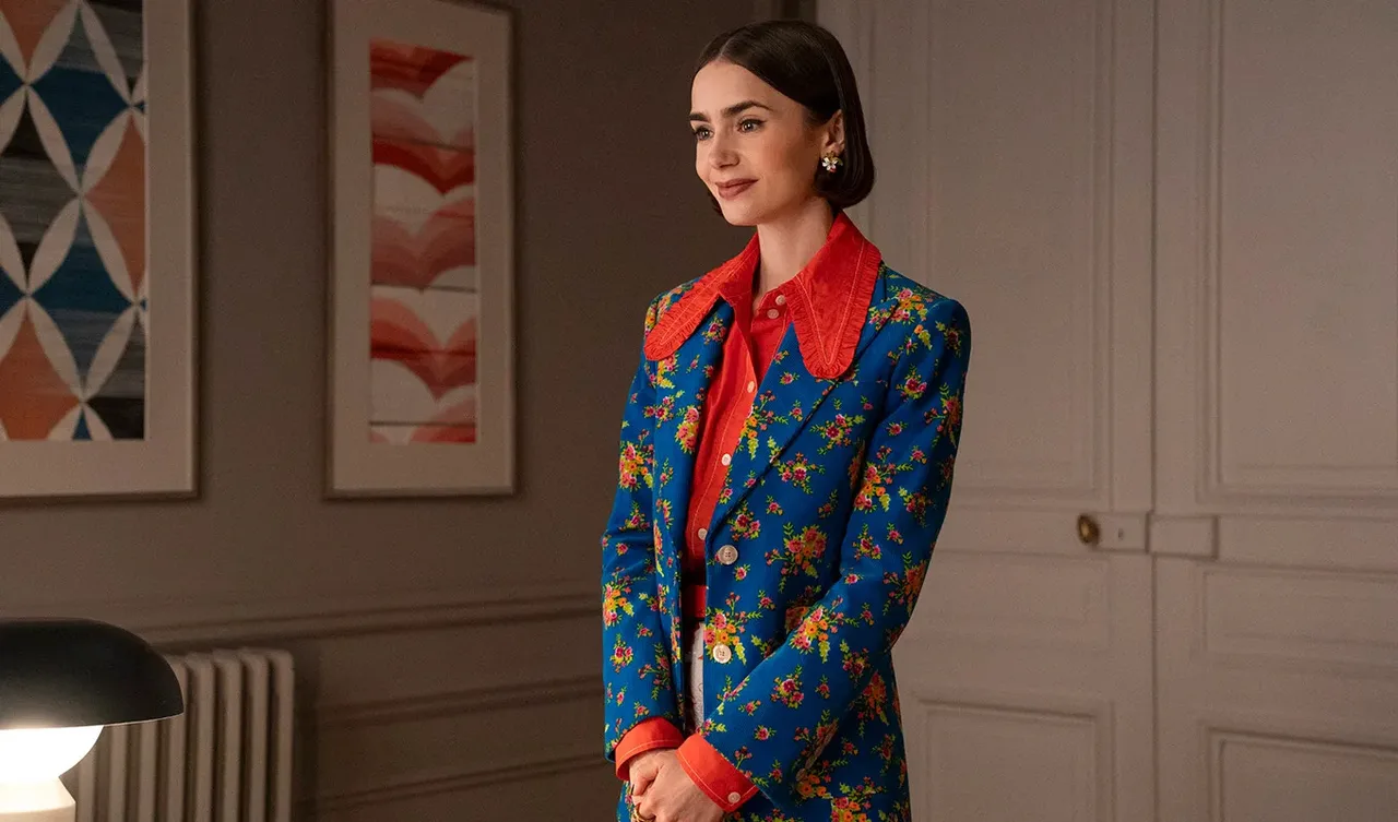 Emily Cooper diện blazer hoạ tiết