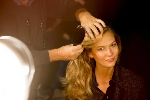Siêu mẫu Karlie Kloss trong hậu trường chuẩn bị cho buổi diễn.