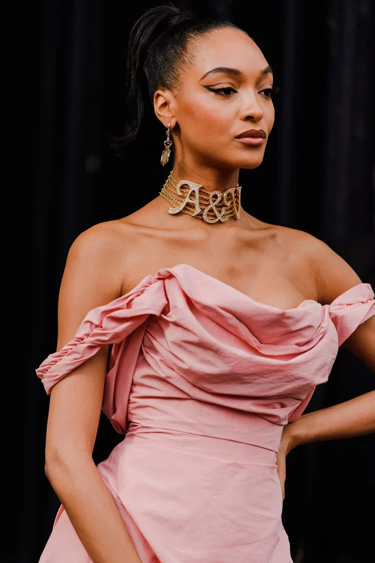 chocker bằng vàng đính chữ cái