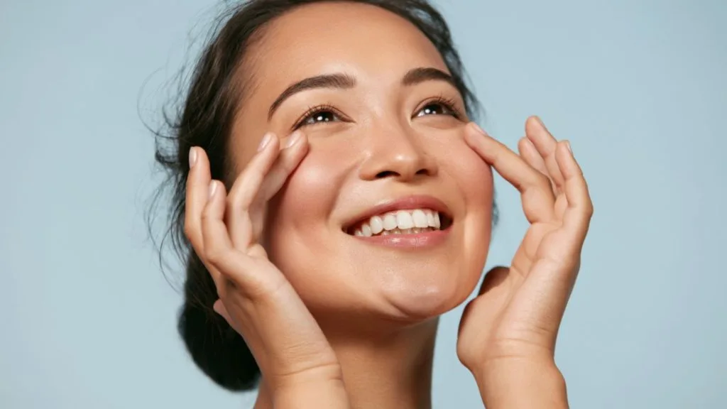 Chăm sóc da mặt-Cô gái sờ tay lên mặt. Chăm sóc da mặt-Cô gái sờ tay lên mặt.