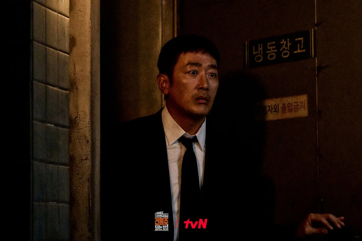 Ha Jung Woo hoá thân thành một chủ tòa nhà sống dựa hoàn toàn vào việc cho thuê, đang lún sâu trong nợ nần trong phim.