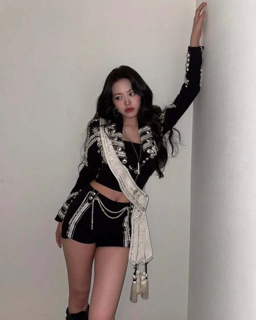 An Yu Jin bùng nổ với outfit ánh kim nổi bật
