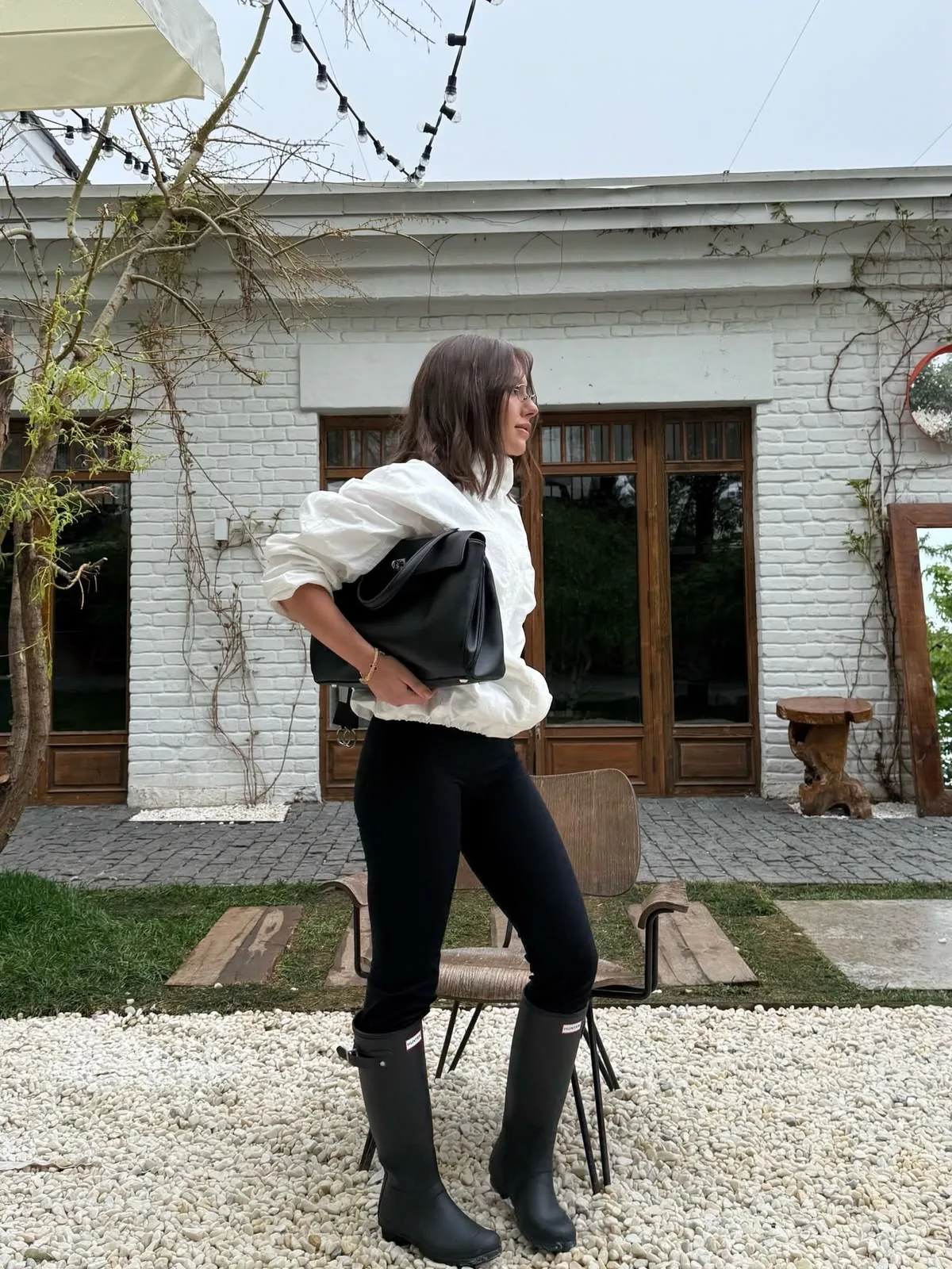 Boots cao su đi mưa và quần legging.