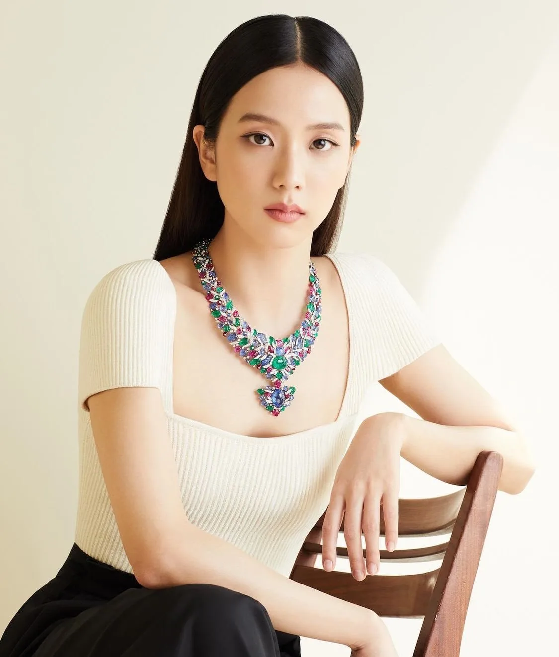 Jisoo blackpink diện vòng cổ đính đá cartier