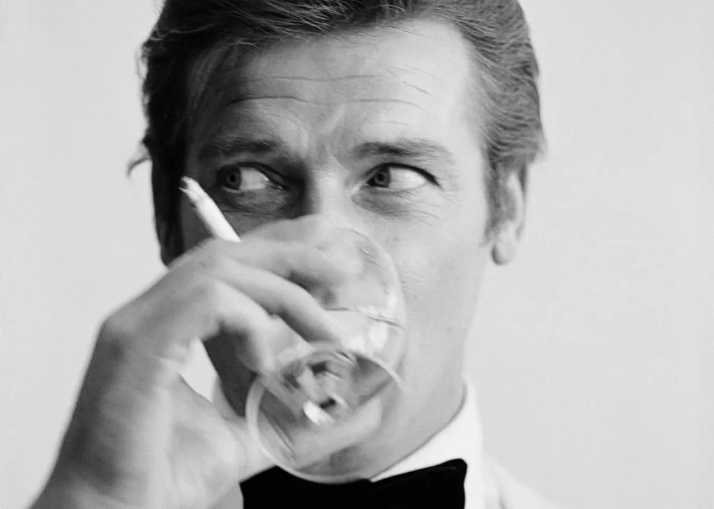 Roger Moore sở hữu nét đẹp lãng tử lúc trẻ.