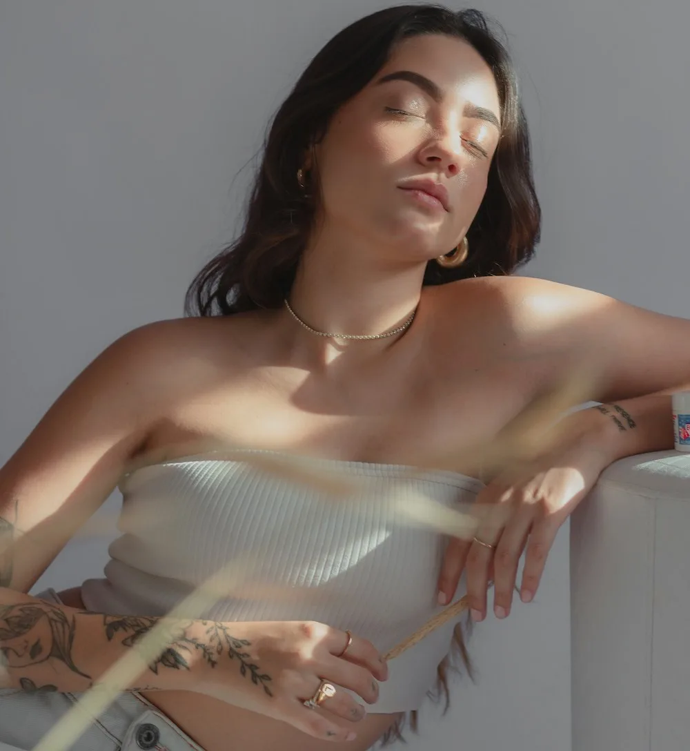 Người phụ nữ thư giãn trong ánh nắng, làn da sáng khỏe, căng bóng tự nhiên