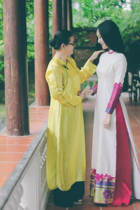 Tuy khác nhau về thế hệ, lối sống và ước mơ, nhưng những người phụ nữ Huế luôn mang ý thức rất rõ về những giá trị của ngày Tết. Thế nên, dù có làm gì đi chăng nữa, họ cũng dành thời gian cho việc chăm sóc, chuẩn bị nhà cửa đón Xuân, sắp xếp mâm cúng gia tiên chu đáo, thăm viếng ông bà cha mẹ một cách ân cần.