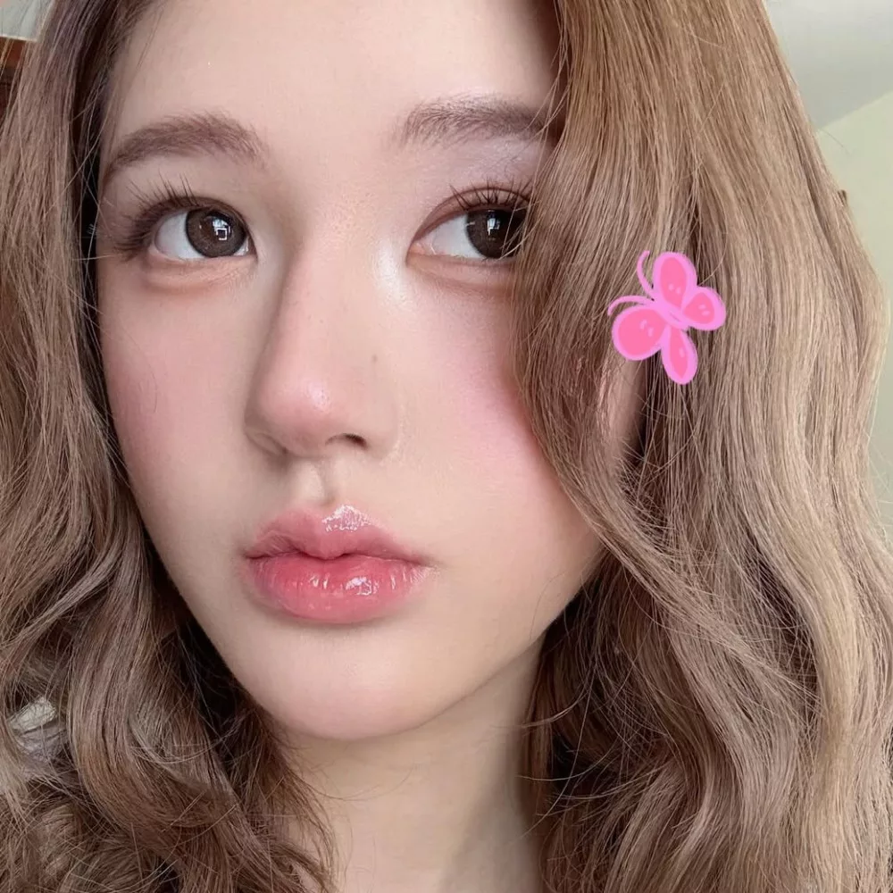 trang điểm môi triệu lộ tư