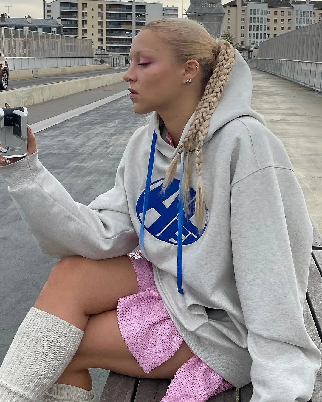 reginaanikiy diện hoodie phối váy