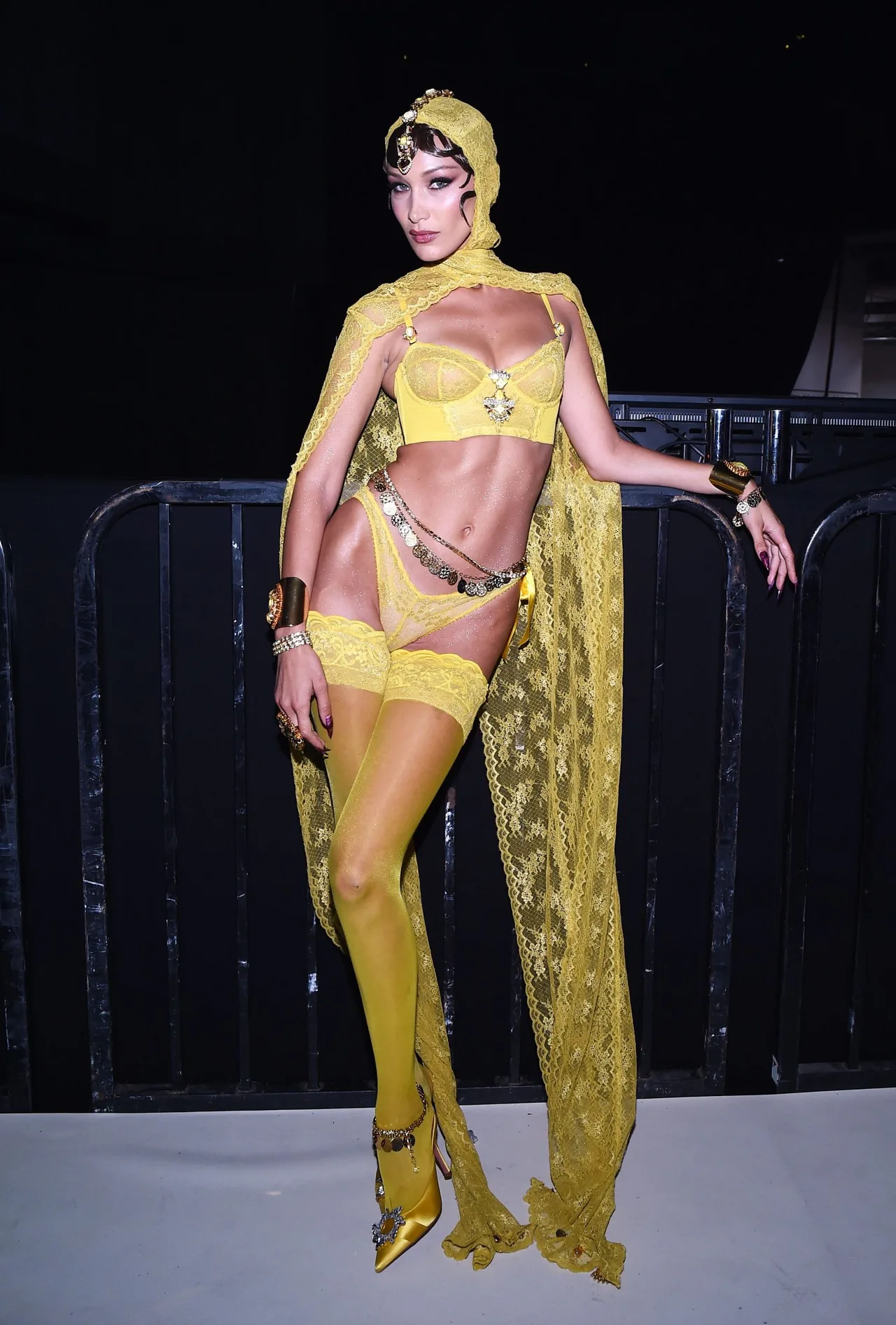 Bella Hadid hậu trường Fenty