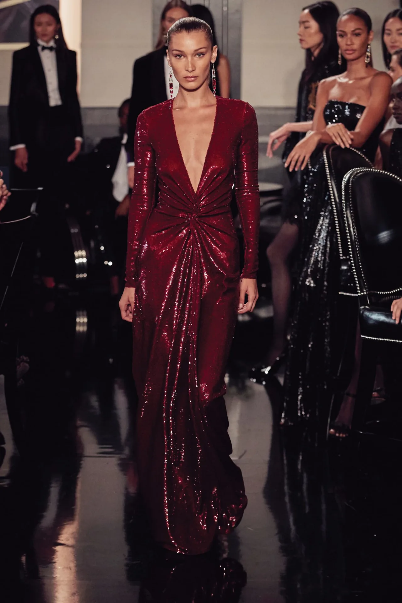 bella hadid diện đầm dự tiệc ralph lauren