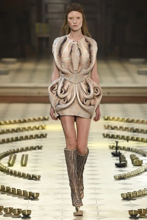 BST được lấy cảm hứng từ hình ảnh tạo nên từ sóng âm của Iris Van Herpen.
