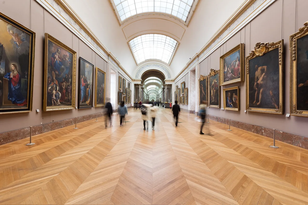 Bên trong bảo tàng Louvre