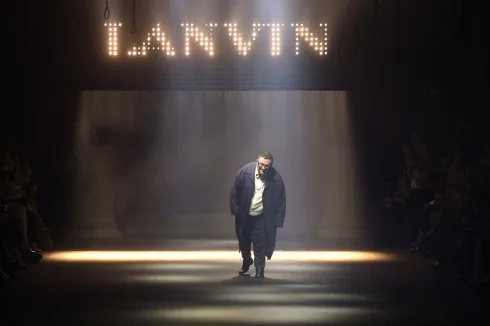 NTK Alber Elbaz cúi chào trong show diễn Xuân Hè 2016 của Lanvin NTK Alber Elbaz cúi chào trong show diễn Xuân Hè 2016 của Lanvin