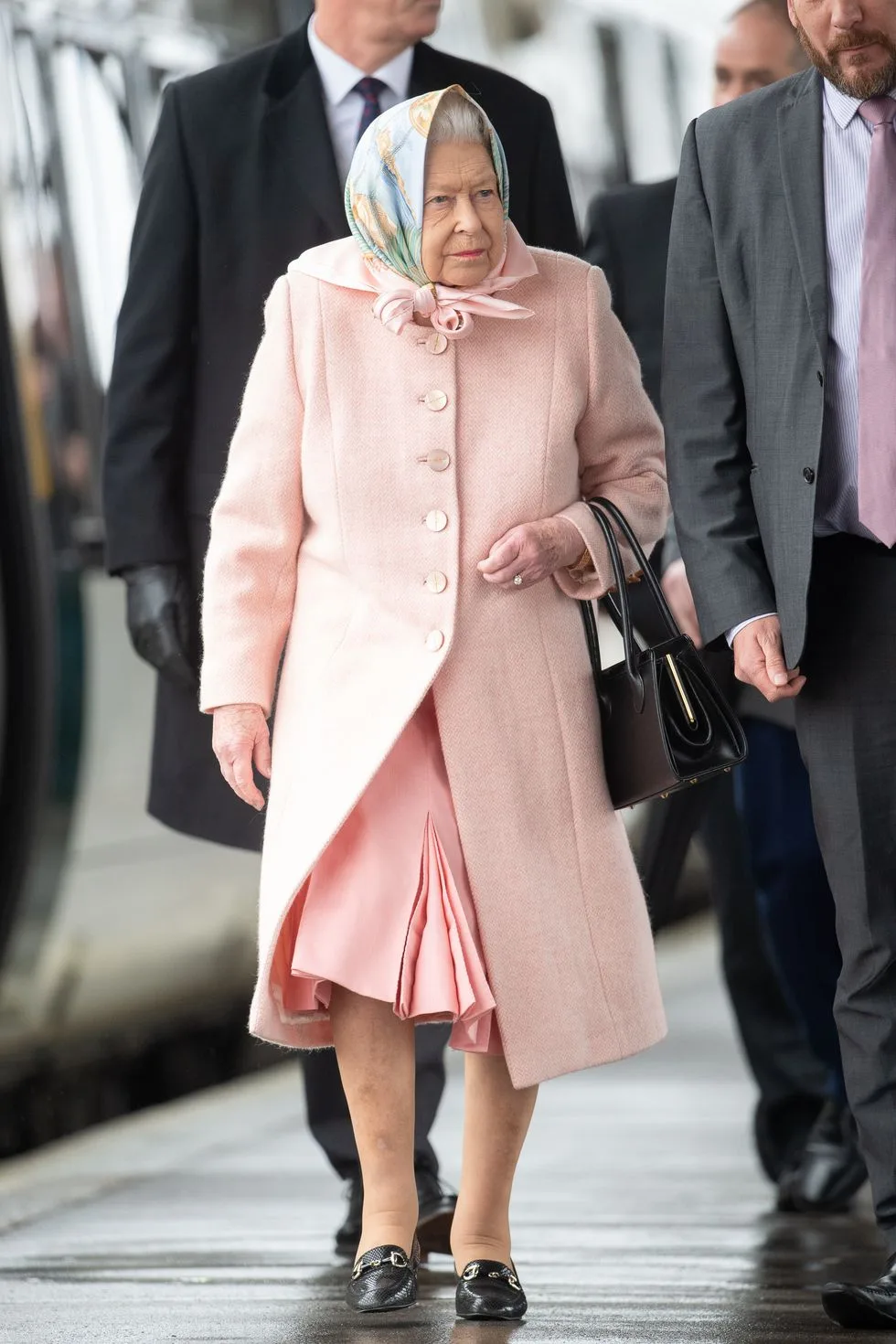nữ hoàng Elizabeth II mặc button tròn tiệp màu