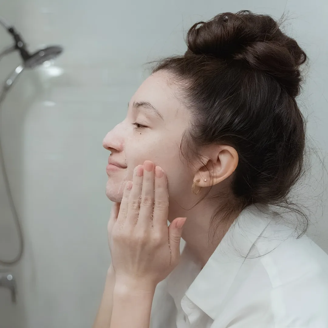 Rửa mặt quá nhiều lần trong ngày có thể khiến da suy yếu hàng rào bảo vệ