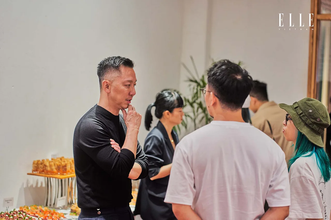 khách tham dự trao đổi với diễn giả
