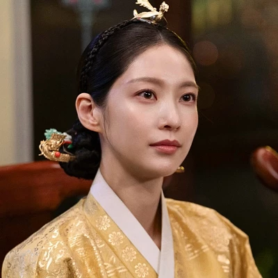 Gong Seung Yeon mang hanbok vàng trong Perfect Crown