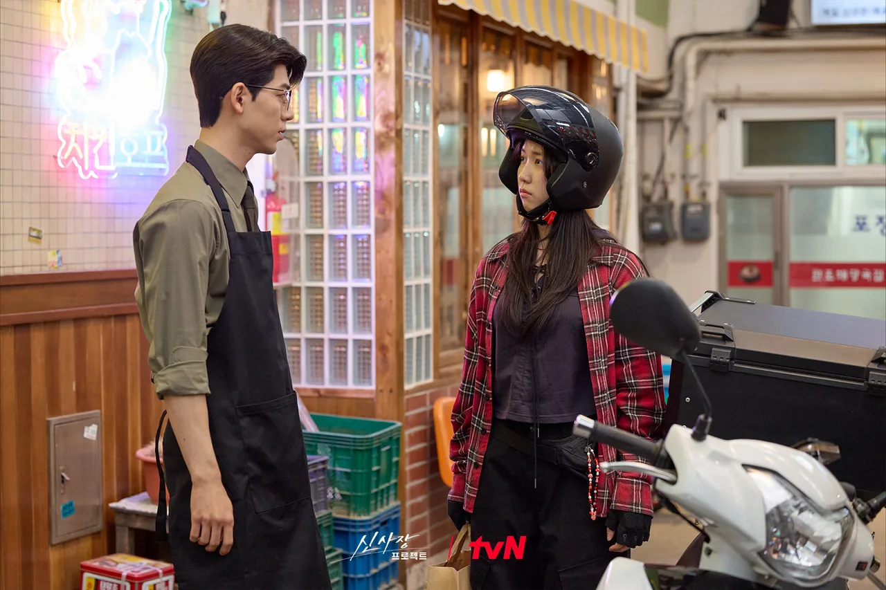 Từ tập 2, các tình tiết love line cũng phát triển giữa Jo Philip là Lee Si On phim shin's Project tập 1