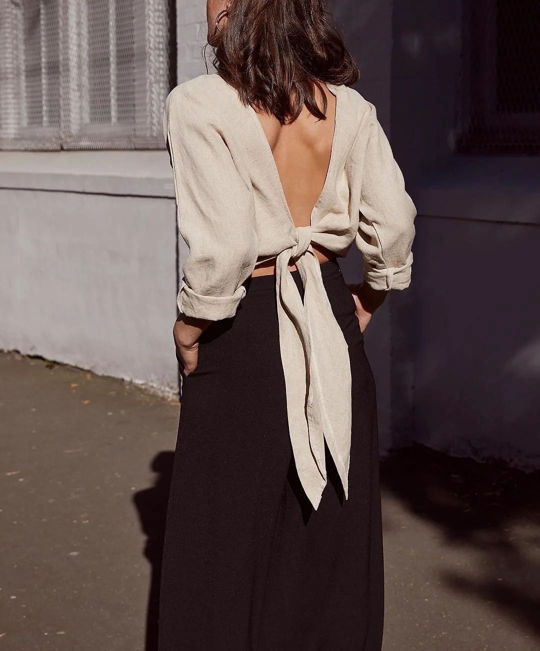 sara crampton mặc áo hở lưng