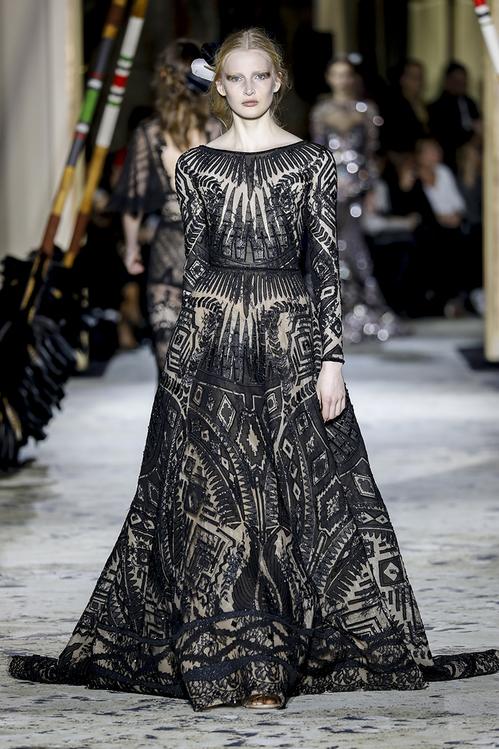 ELLE Việt Nam - Những thiết kế tốn thời gian nhất trong tuần lễ thời trang cao cấp Haute Couture 2018 (12) ELLE Việt Nam - Những thiết kế tốn thời gian nhất trong tuần lễ thời trang cao cấp Haute Couture 2018 (12)