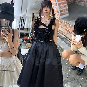 Bà chủ tiệm cà phê nổi tiếng với phong cách thời trang cực “trendy” ở độ tuổi 53