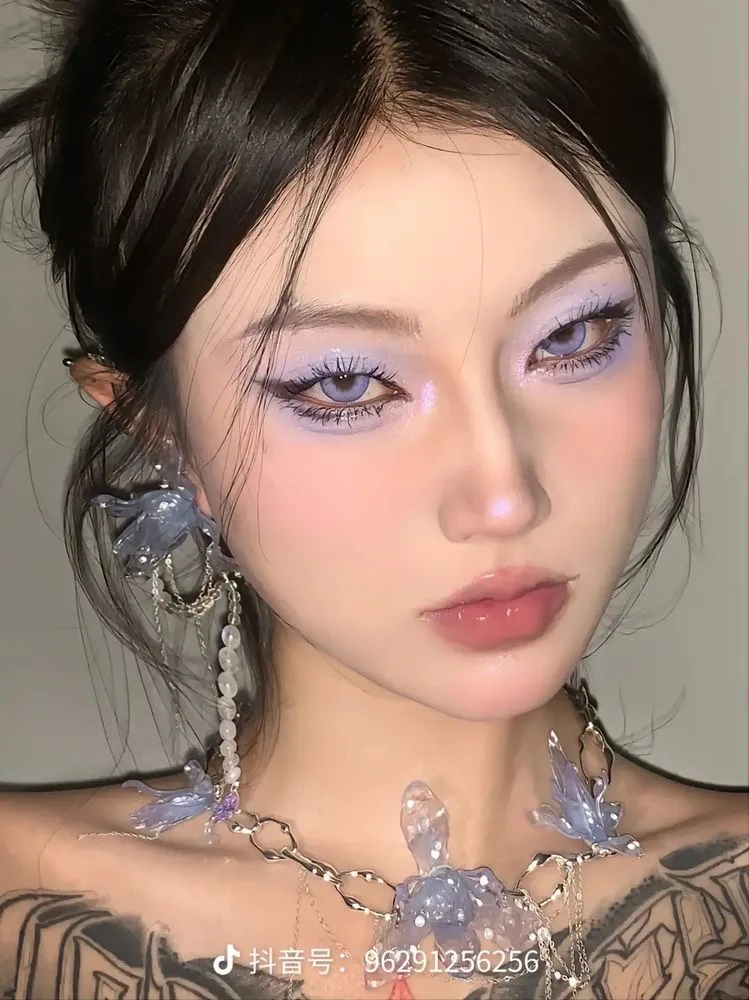 makeup mắt tone xanh gây sốt douyin