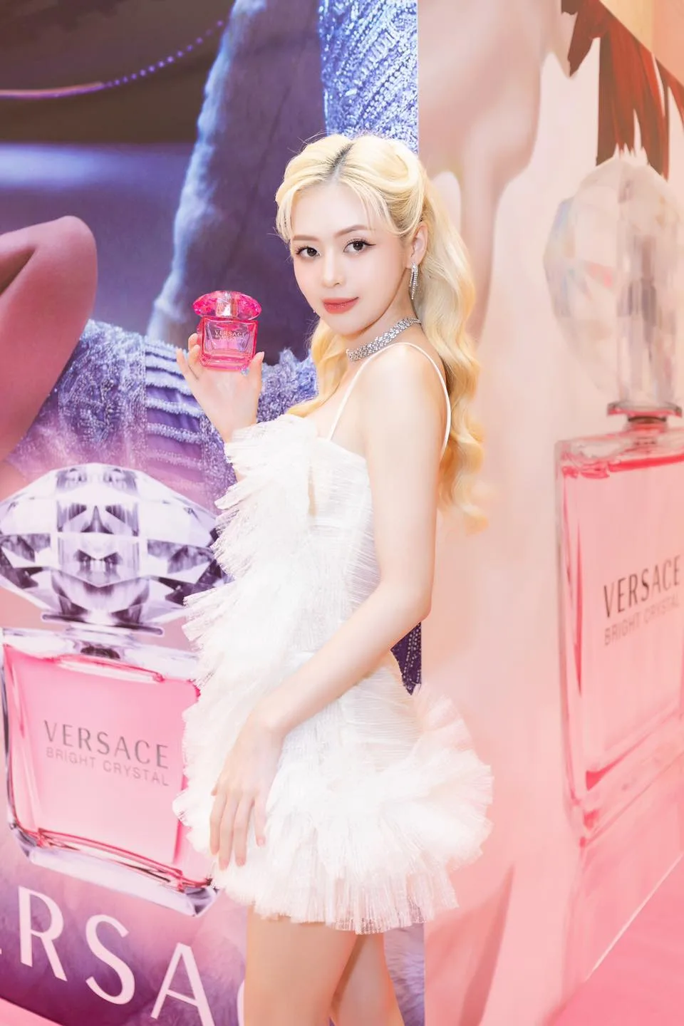 Nữ ca sĩ Liz Kim Cương cùng Versace Bright Crystal Absolu Nữ ca sĩ Liz Kim Cương cùng Versace Bright Crystal Absolu