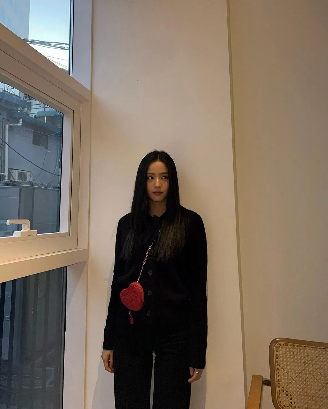 jisoo diện túi đeo chéo hình trái tim
