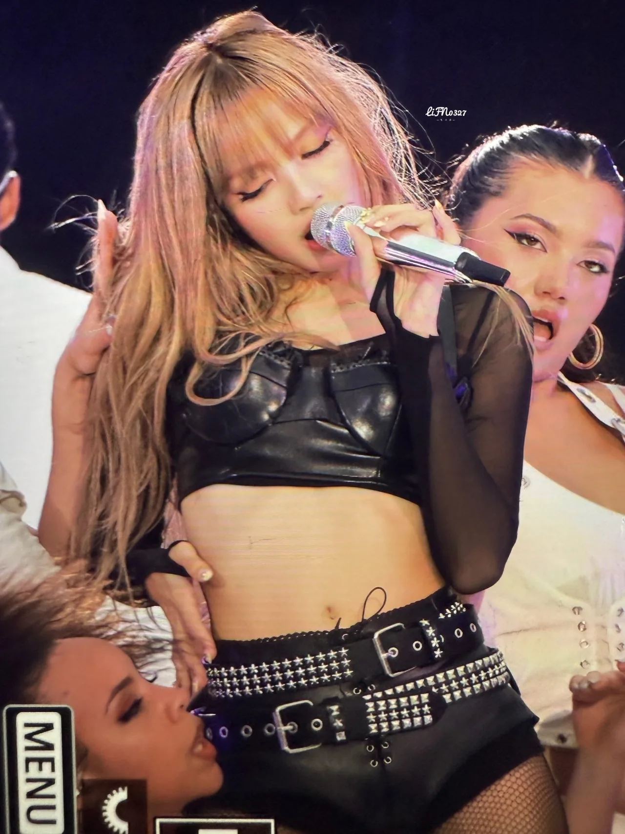 Lisa diện thời trang FANCì Club