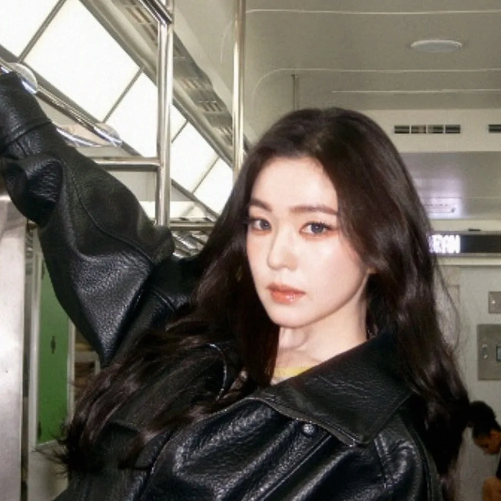 Irene (Red Velvet) mang áo đen