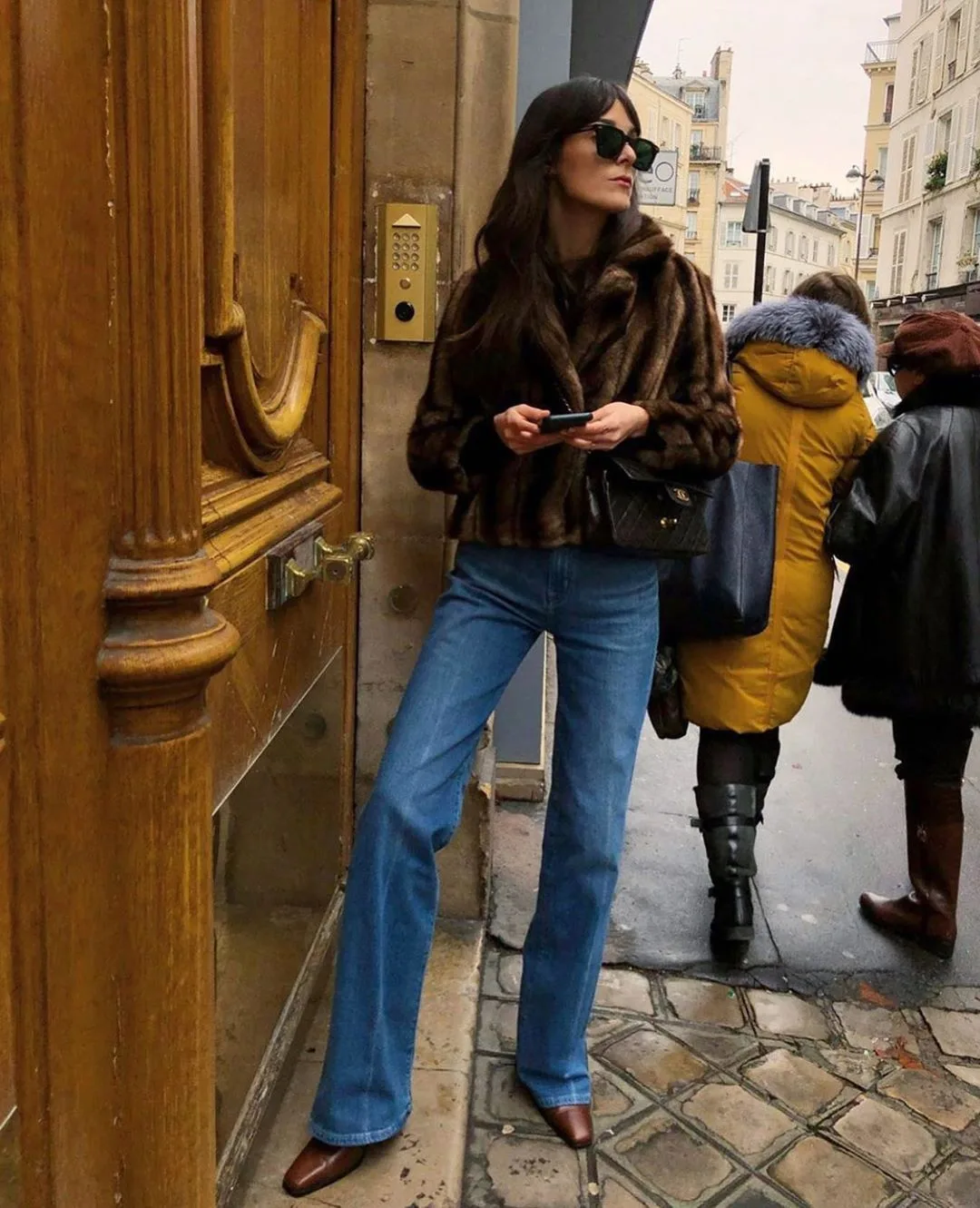 phối đồ đúng cách với boots và quần ống loe