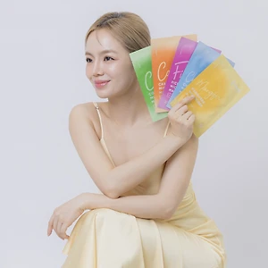Cô gái chụp ảnh cùng bộ sưu tập mặt nạ Emmié.